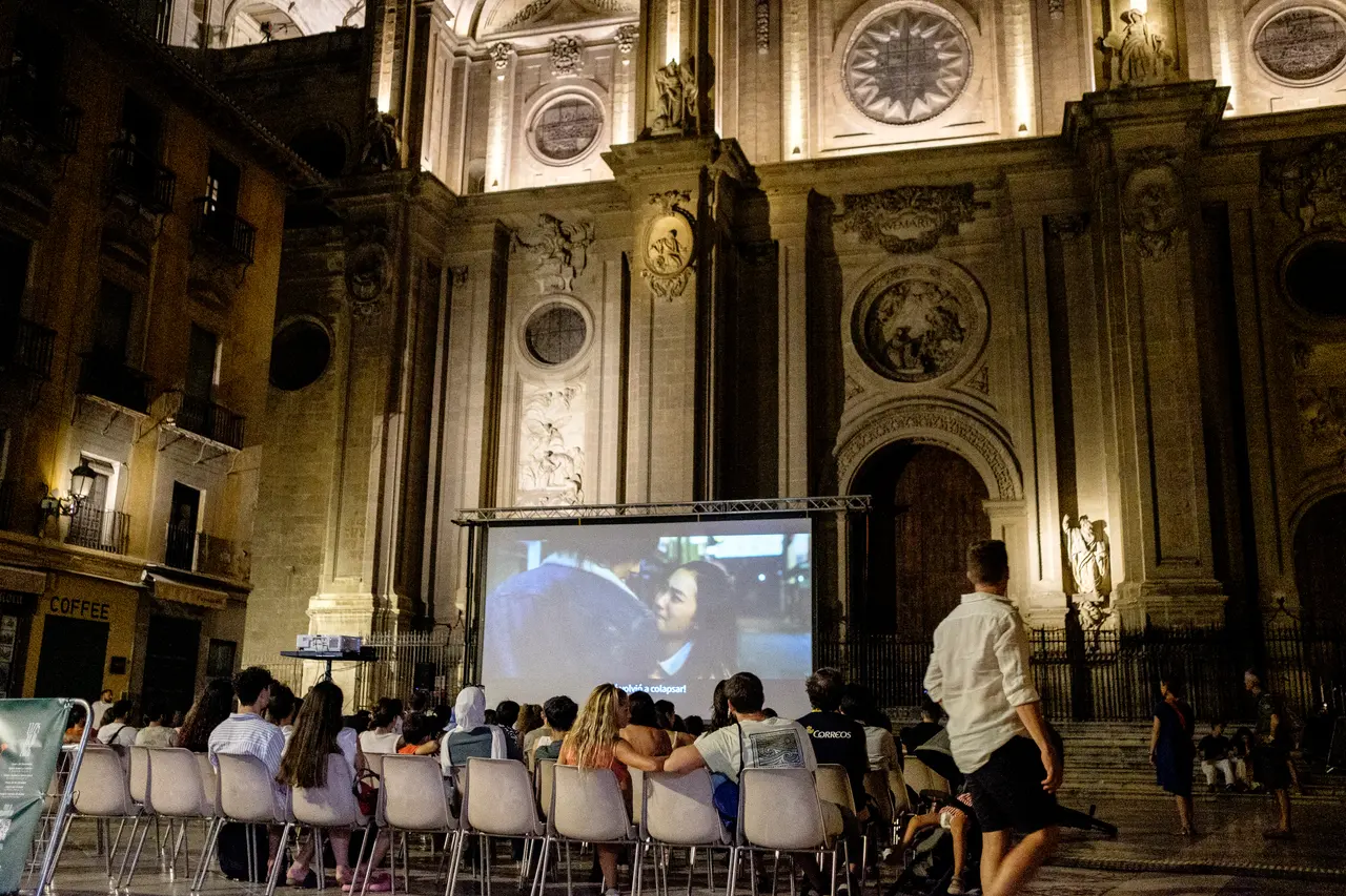 Proyección en la plaza de las Pasiegas