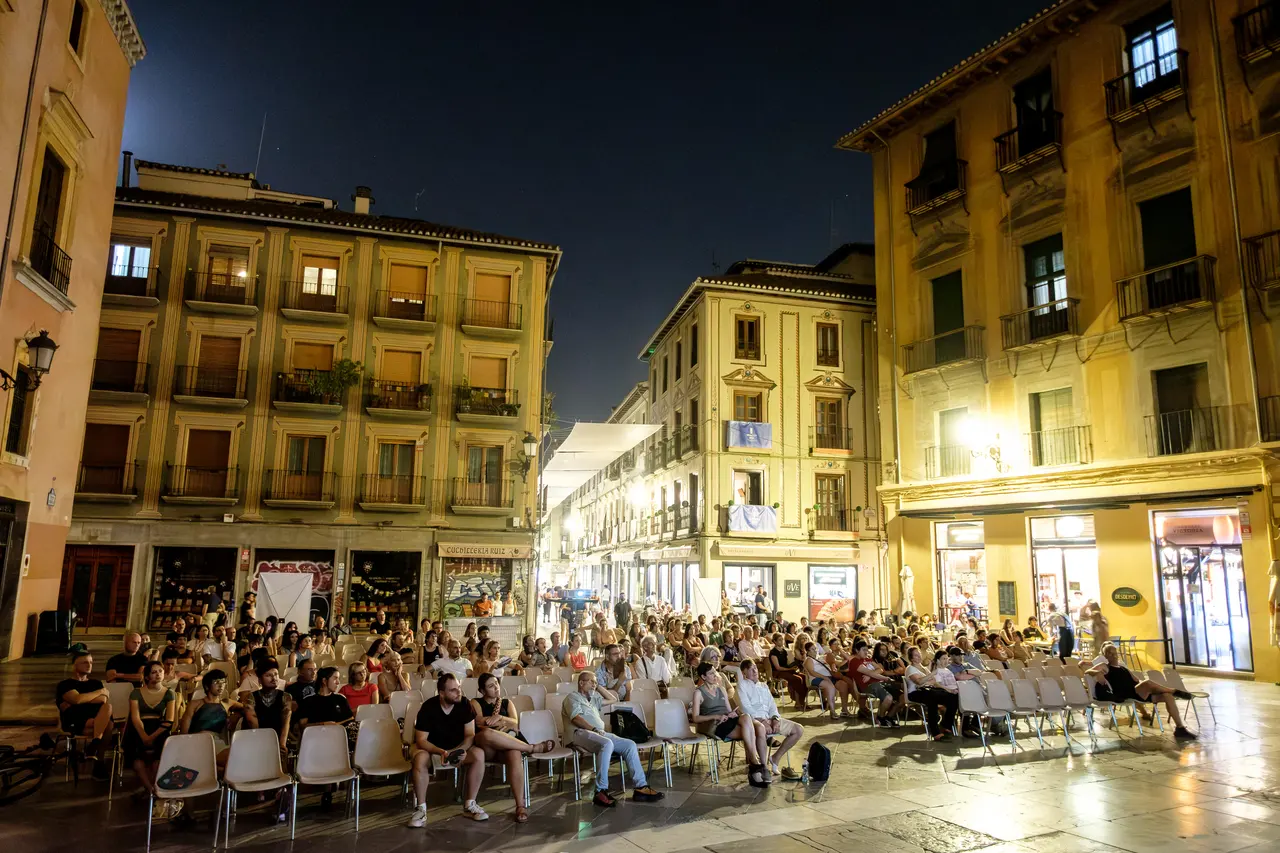 Público en una plaza de Granada durante una proyección nocturna