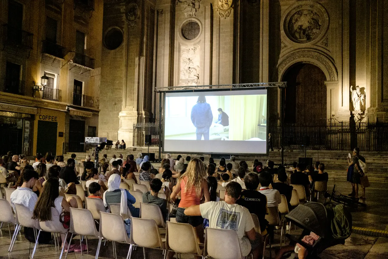 Cine al aire libre en la plaza de las Pasiegas, ante la catedral